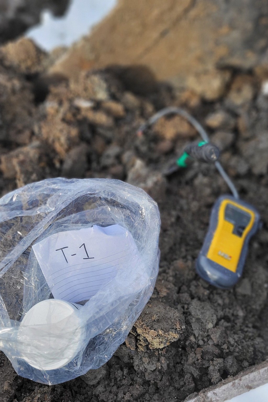 Échantillon de sol contaminé prélevé pour analyse environnementale à L'Ancienne-Lorette